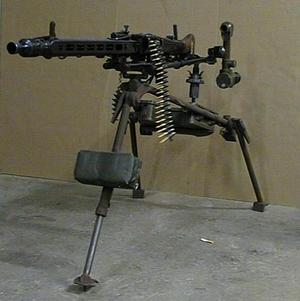 Un MG 42 mntato su trepiedi e dispositivi di mira