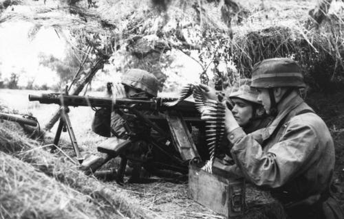 Soldati tedeschi sparano con MG42 da postazione fissa
