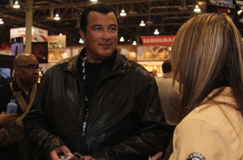 Steven Segal visita lo Shot Show 2011 di Las vegas