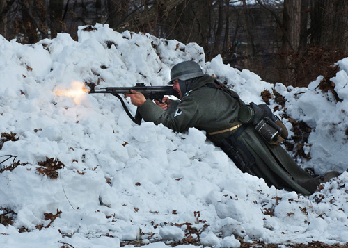 Soldato tedesco spara con un MP44 STG44