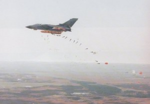 Un Tornado in volo durante l'attacco ad un aeroporto nemico con pod JP233
