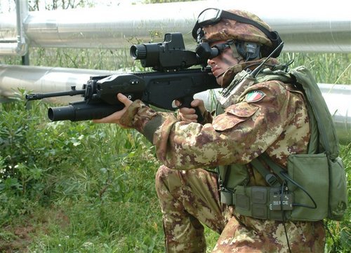 Soldato italiano in puntamento con Fucile Beretta ARX-160