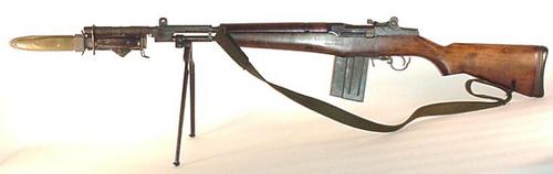 Il fucile BM59 munito di baionetta
