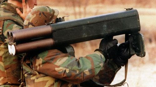 Soldato dell'US Army spara con M202A2 Flash