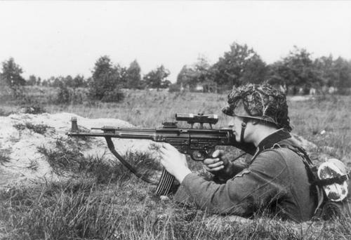 Soldato tedesco spara con STG44 con cannnocchiale