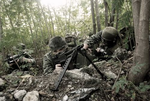 Squadra di softgunners uno armato con M60