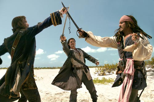 I tre pirati duellano all'arma bianca con spade