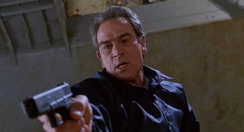 Tommy Lee Jones nel film U.S. Marshall impugna una Glock