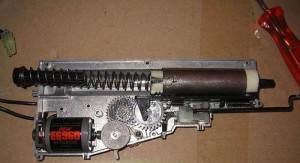 Il gearbox metallico di un FAMAS softair