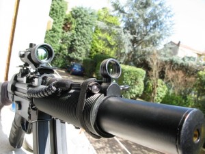 Un MP5SD6 con ottica di puntamento 