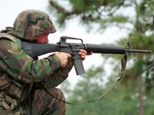 Soldato USA in puntamento con fucile d'assalto M16 