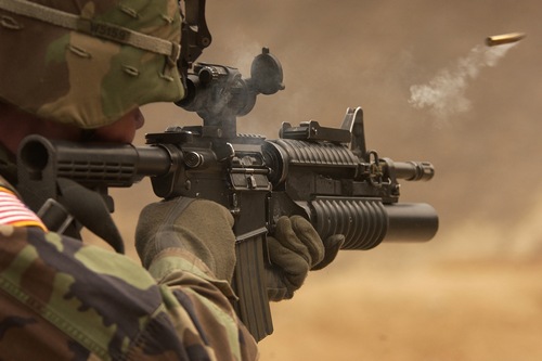 Soldato USA spara con un M4A1 