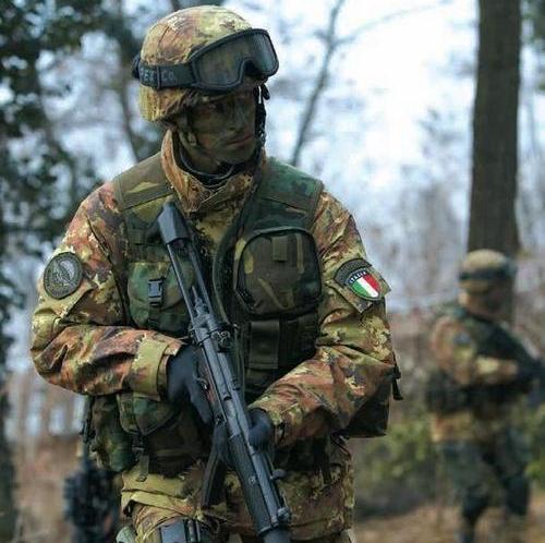 Softgunner del gruppo Cervino armato con MP5SD6