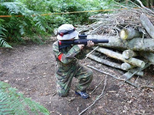 Un giovane giocatore di Laser Tag