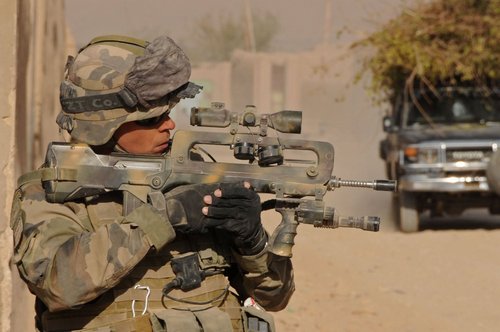 Soldato francese in puntamento con fucile d'assalto FAMAS