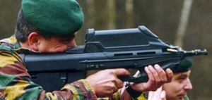 Espulsione dei bossoli sparati da un fucile FN F2000