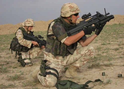 Soldati sloveni armati con FN F2000