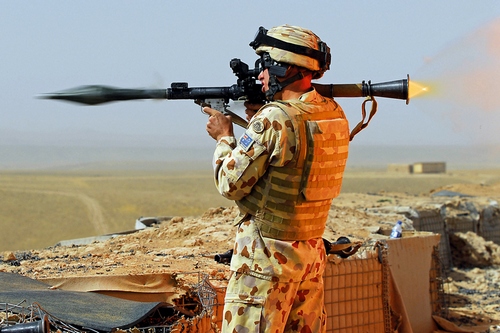 Soldato afghano spara con lanciarazzi RPG-7