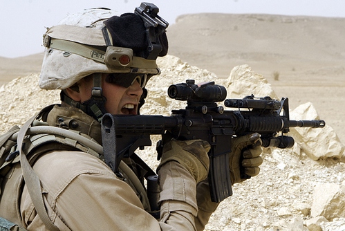 Soldato USA in battaglia armato di M4A1