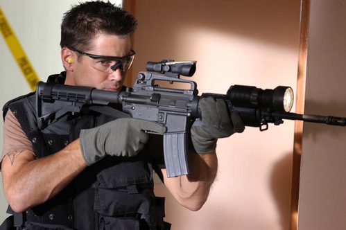 Colin Farrel nel film SWAT imbraccia un M4A1