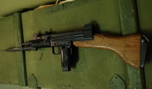 Uno dei primi fucili mitragliattori UZI SMG 