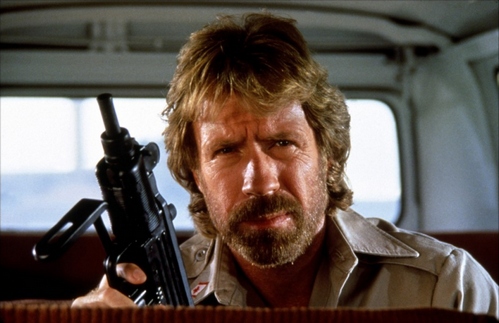 Chuck Norris utilizza spesso un UZI nel film Delta Force