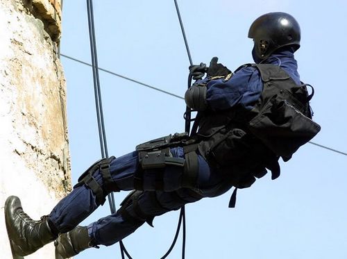 Un operatore NOCS impegnato nella discesa con la corda