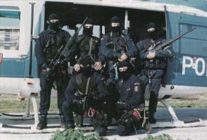 Uomini del NOCS a bordo di un elitottero della Polizia di Stato