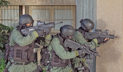 Una squadra di softgunners con fucili ASG TAR-21