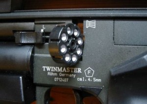 Twinmaster Desperado con caricatore a tamburo da otto colpi