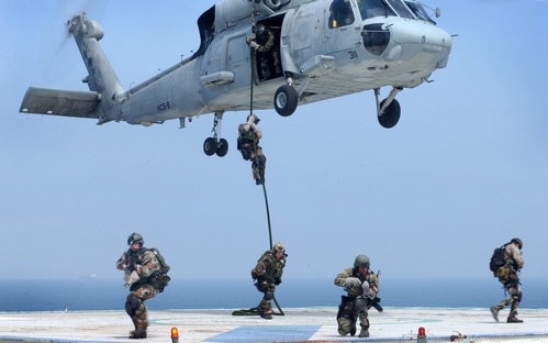 Uomini dell'US Navy Seals in azione