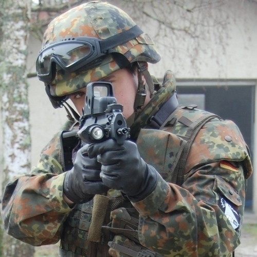 Soldato imbraccia una pistola mitragliatrice Heckler & Koch MP7