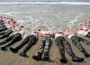 Addestramento SEALs del corso BUD/S durante la durissima Hell Week  