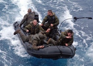 Incursori del COMSUBIN a bordo di un gommone Zodiac Futura Commando