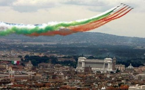 Frecce Tricolori sui Fori Imperiali a Roma in occasione della festa del 2 giugno