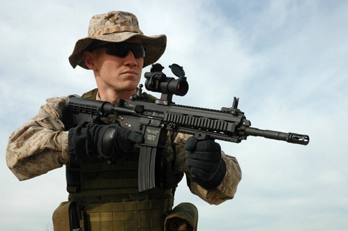 US Marine con fucile d'assalto HK416