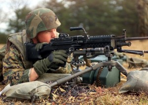 Soldato americano con FN Minimi - M249 montata su trepiedi 
