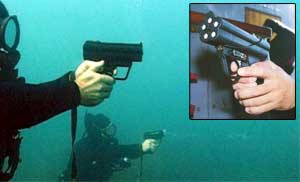 La pistola subacquea HK P11 ha un tamburo di cinque canne usa e getta