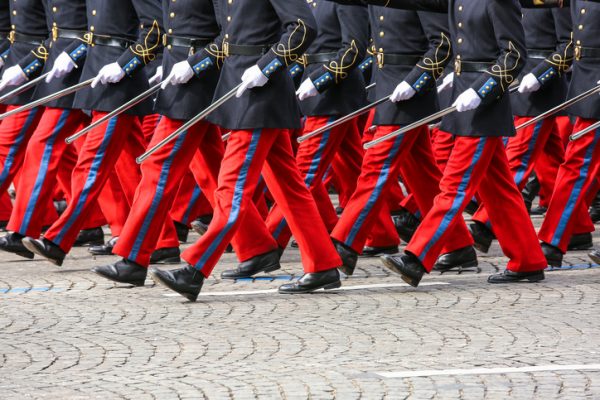 Alle armi cittadini, francesi chiamati come riservisti