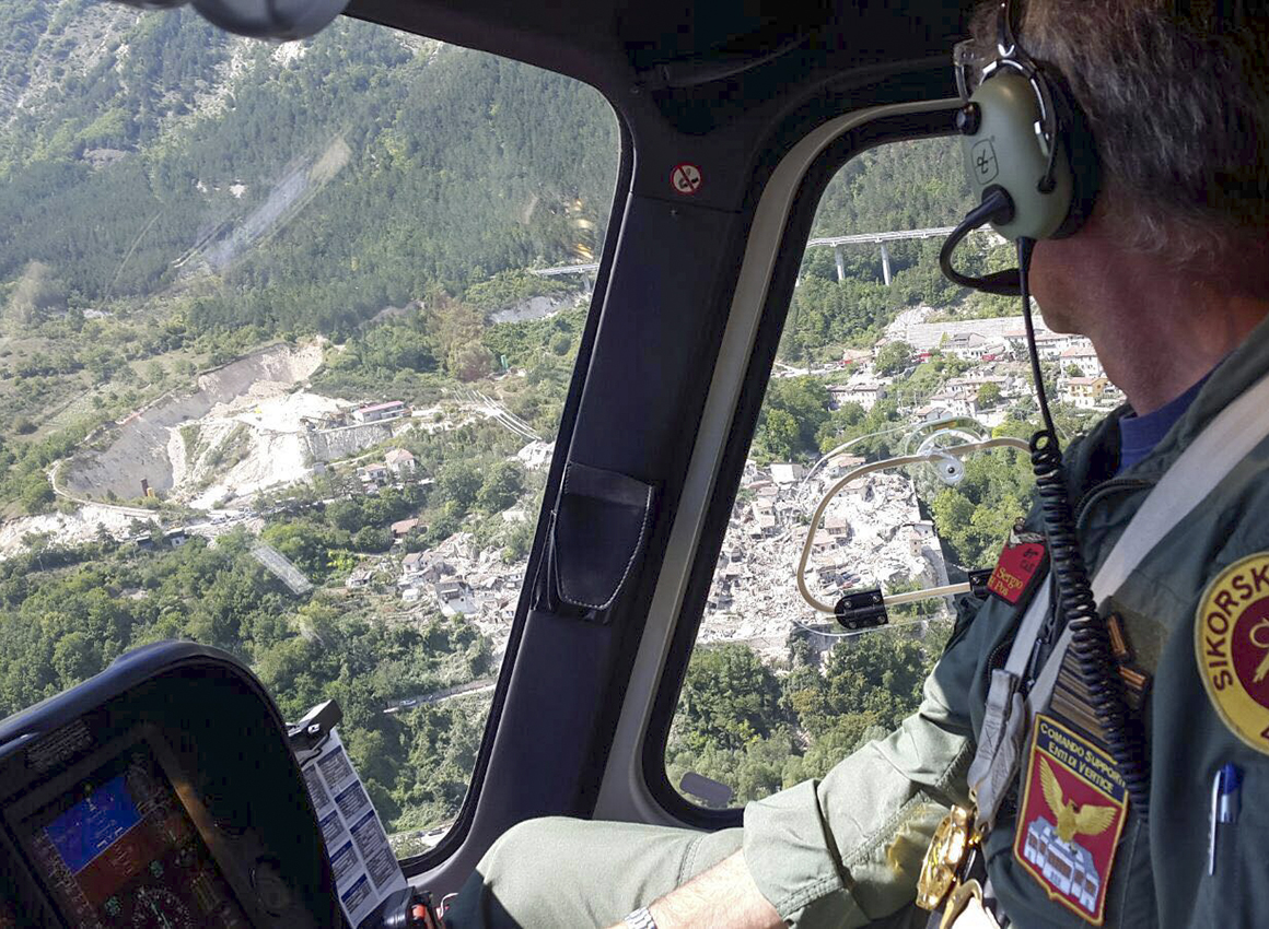 Elicottero dell'aeronautica in ricognizione su luoghi terremoto Amatrice