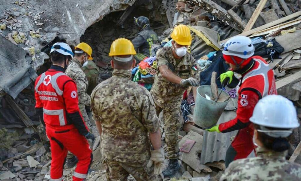 Militari ad Amatrice scavano tra macerie terremoto