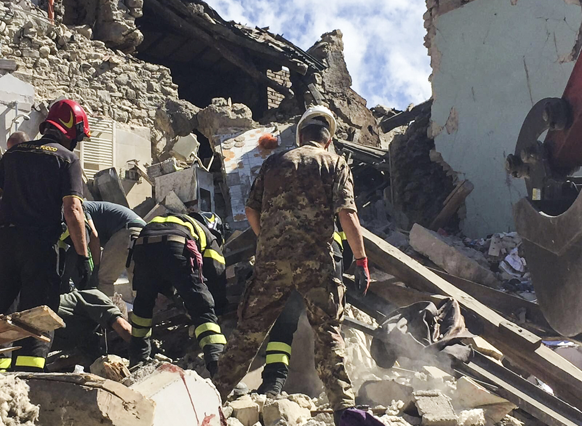 Militari con i vigili del fuoco sui luoghi del terremoto di Amatrice