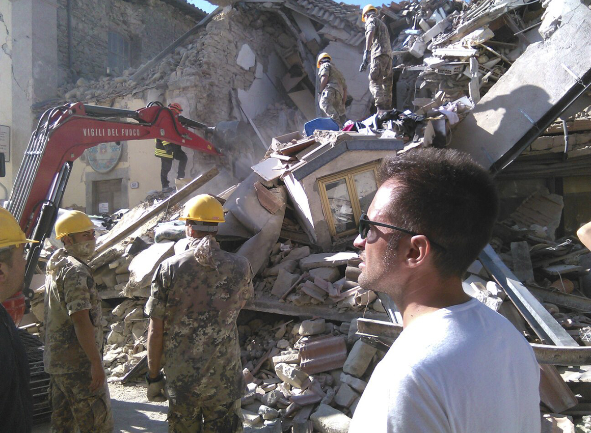 Militari in azione ad Amatrice dopo il terremoto