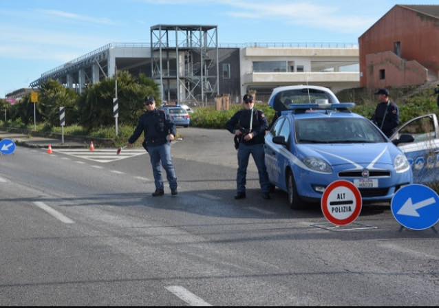 Posto di blocco polizia antisciacallaggio zone terremoto