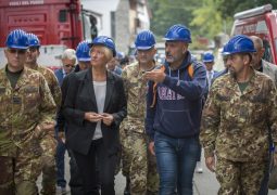 Terremoto, il ministro Pinotti con i militari ad Amatrice (FOTO)