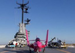Caccia in rosa sulla portaerei Usa contro il cancro