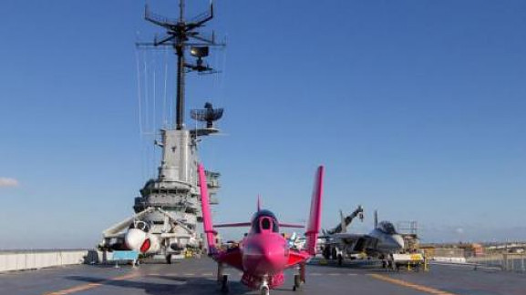caccia-f9f-8-verniciato-rosa