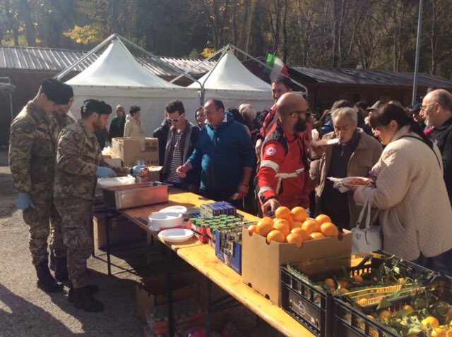 militari-esercito-distribuiscono-pasti-caldi-alla-polazione-di-visso