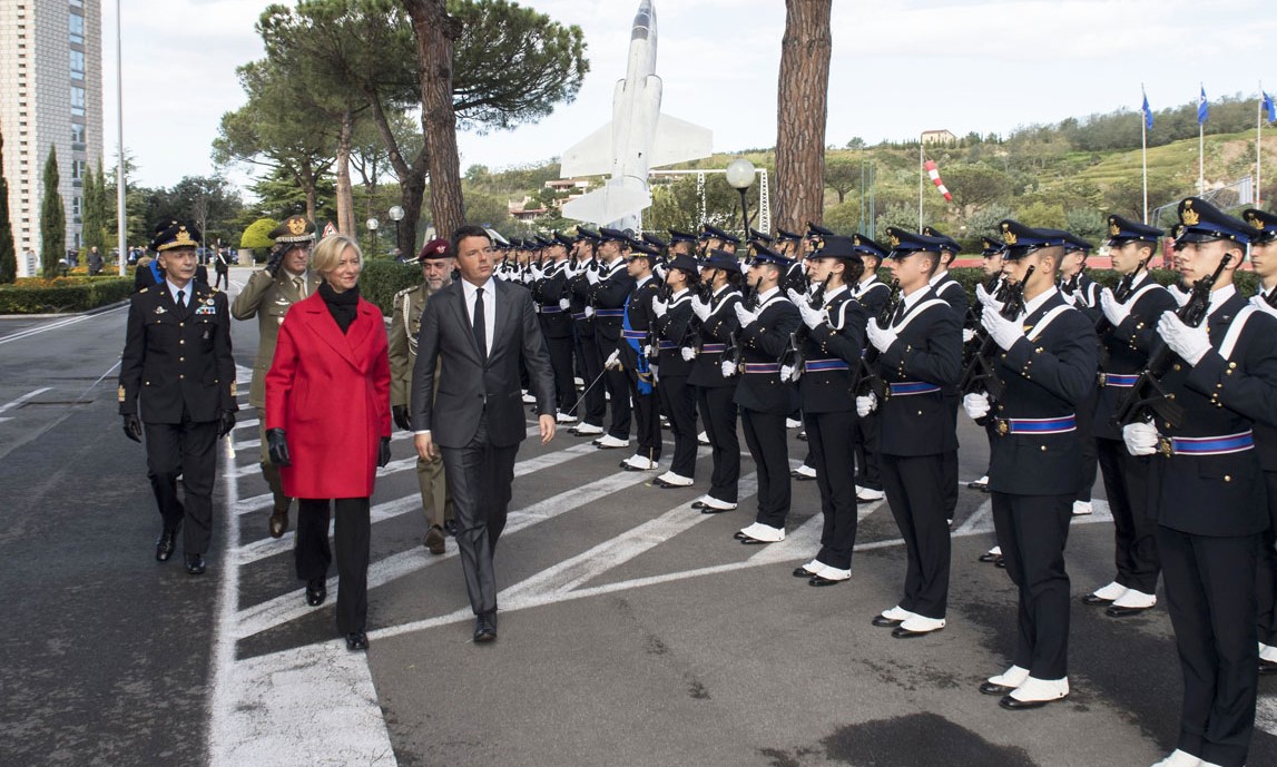 il-ministro-pinotti-con-il-presidente-del-consiglio-renzi-allinaugurazione-dellanno-accademico-degli-istituti-di-formazione-dellaeronautica-militare-presso-laccademia-aeron