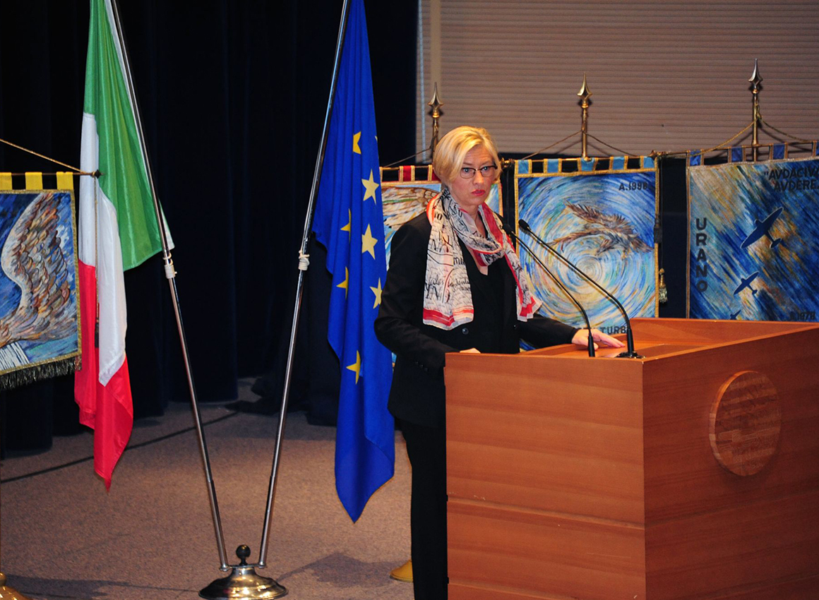 lintervento-del-ministro-pinotti-allinaugurazione-dellanno-accademico-degli-istituti-di-formazione-dellaeronautica-militare-presso-laccademia-aeronautica-di-pozzuoli